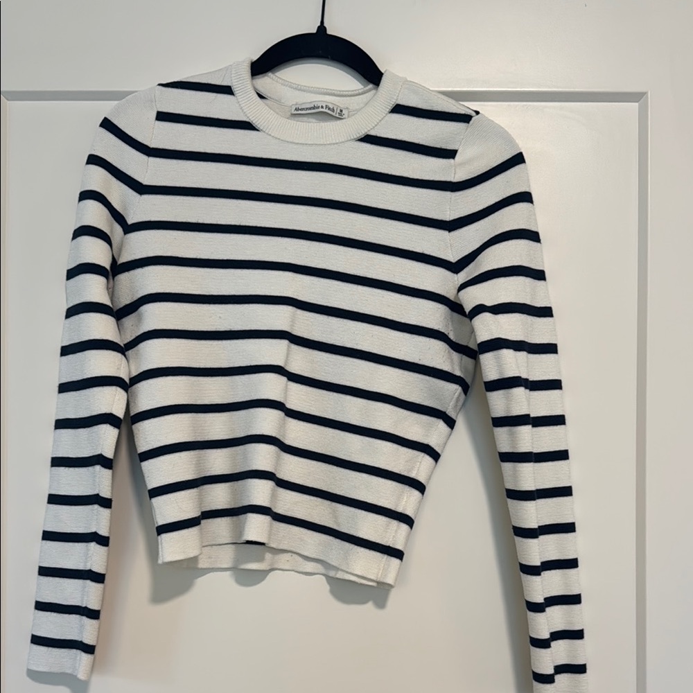 Abercrombie & Fitch White and Black Striped Crewneck Sweater